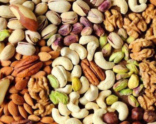 dei diversi tipi di frutta secca iraniana